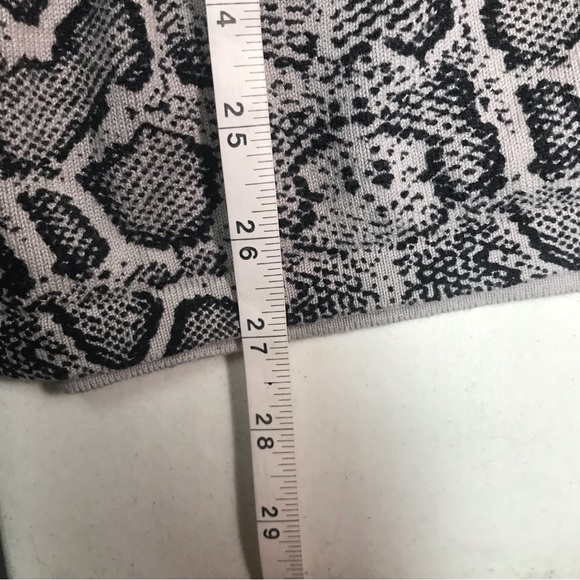 OBERMEYER | Women’s Medium Turtleneck Long Sleeve Animal Snake Print Top - Picture 9 of 9